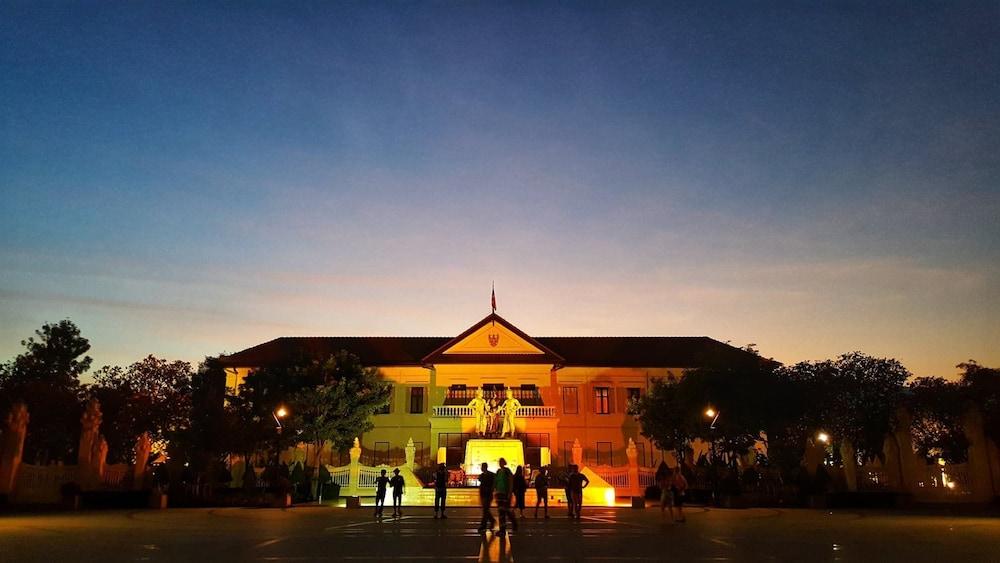 Safe House Court Hotel Chiang Mai Bagian luar foto