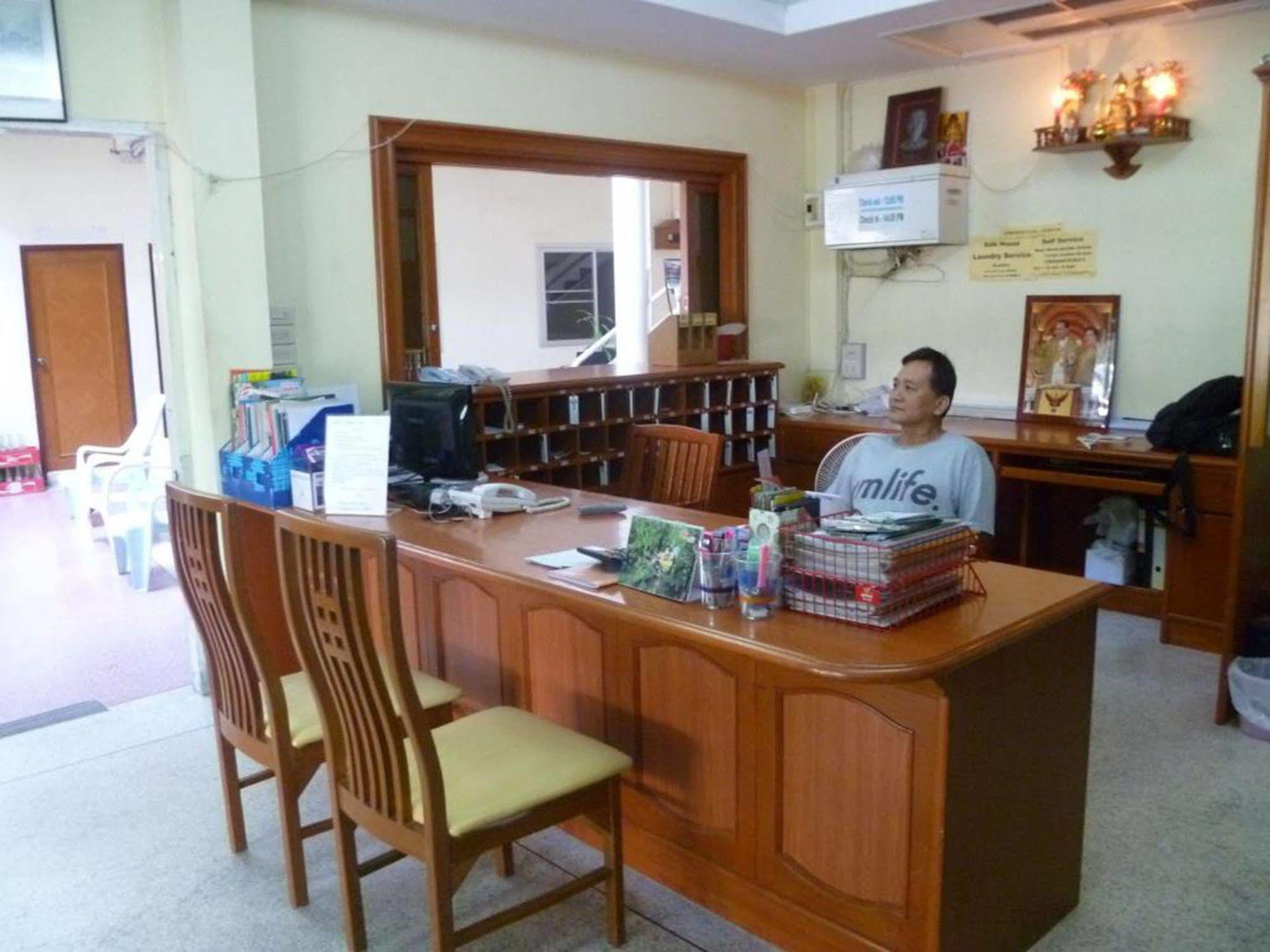 Safe House Court Hotel Chiang Mai Bagian luar foto