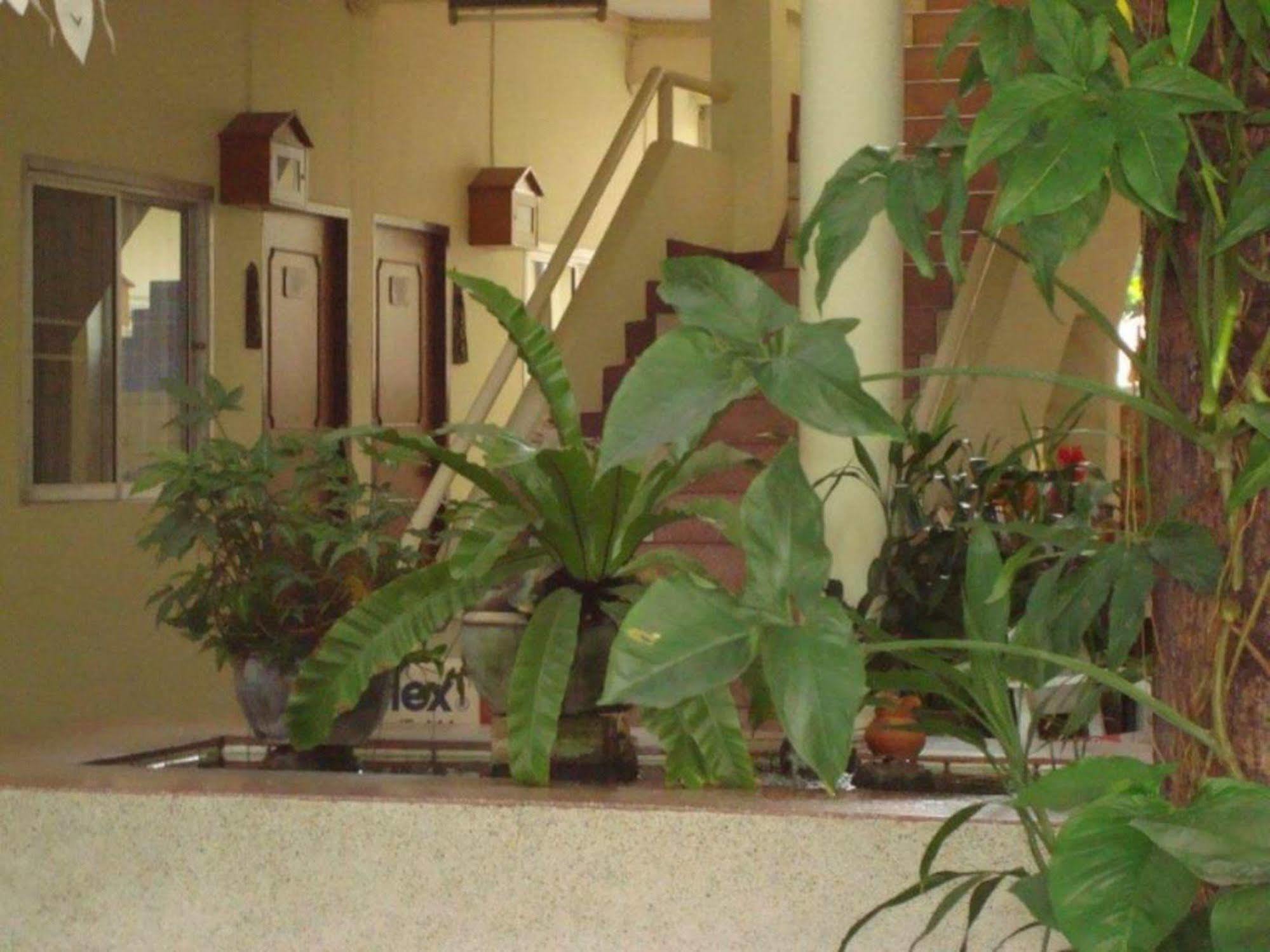Safe House Court Hotel Chiang Mai Bagian luar foto